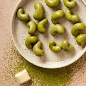 enrobes-chocolat-cajou-choco-blanc-matcha-happy-hours-en-biovallee Noix de cajou eu thé vert matcha et chocolat blanc